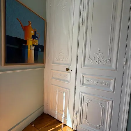 Stylish And Private Setting Rue Des Martyrs, 9th Arrondissement * Paris