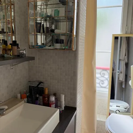 Stylish And Private Setting Rue Des Martyrs, 9th Arrondissement Paris