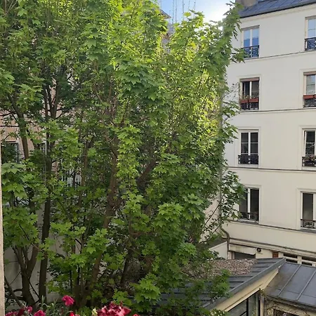Stylish And Private Setting Rue Des Martyrs, 9th Arrondissement * Paris
